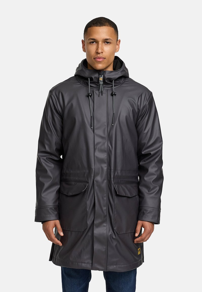 Trench de lluvia gris impermeable con capucha, que cuenta con un cierre frontal, cordones ajustables y dos grandes bolsillos frontales. Textura suave y brillante.