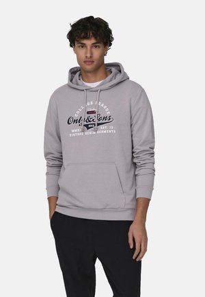 Sudadera gris con bolsillo canguro, con un logo impreso en azul marino y rojo. Tejido suave y puños acanalados, diseñada para un uso casual.