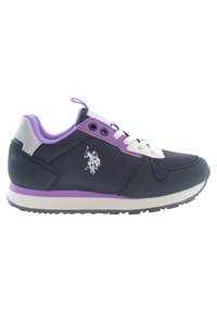 Sneaker s námořnickou modrou a fialovou barvou, z prodyšného a syntetického materiálu, s bílými tkaničkami, kulatými stříbrnými očky a grafickým logem.