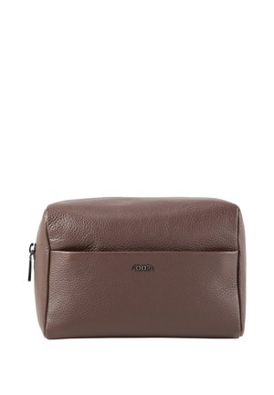 Brązowa, teksturowana, skórzana prostokątna kosmetyczka z przednią kieszenią i czarnym zamkiem błyskawicznym, z logo "JOOP!" na środku z przodu.