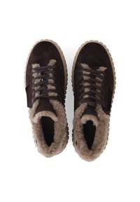 Bottines hautes en daim marron avec un col en fourrure, lacets ronds et semelle en caoutchouc texturé. Elles possèdent un intérieur rembourré pour plus de confort.