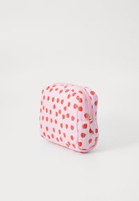 Trousse de maquillage rose à fermeture éclair avec de petits motifs de fraises rouges, surface texturée et une poignée latérale pour un transport facile.