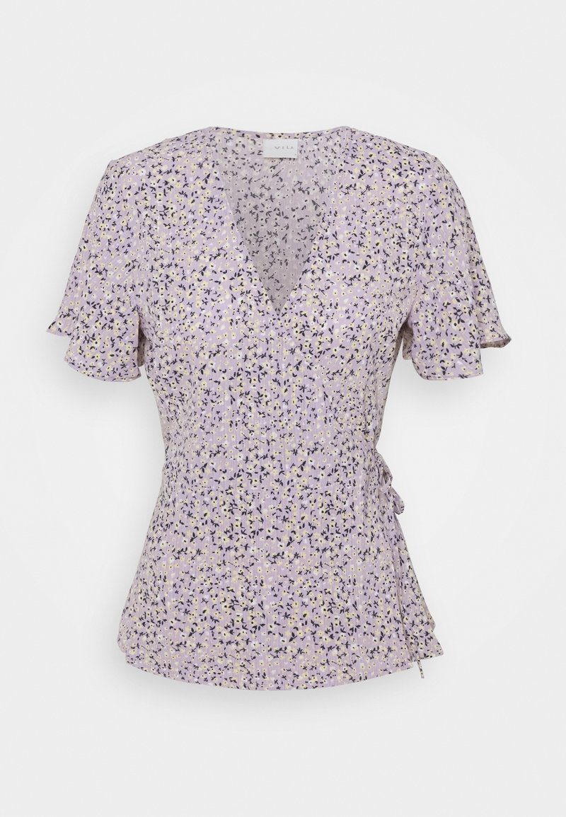 Bluse med blomsterprint i lys lavendel med korte flæseærmer, V-udskæring og detaljer med indsnøring ved taljen. Har gule og mørkeblå accenter.