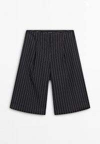 Shorts noirs à rayures fines offrant une coupe régulière, avec des plis à l'avant et une texture de tissu lisse. Longueur mi-cuisse avec des lignes épurées.