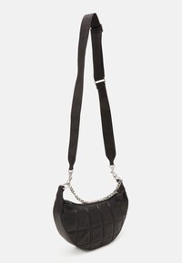 Borsa a spalla in pelle nera con texture trapuntata, dettaglio in catena argentata e tracolla in tessuto regolabile. Forma arrotondata e finitura morbida.