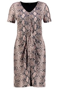 Robe à manches courtes avec un motif serpent, présentant un décolleté en V, une taille cintrée et un tissu doux et extensible dans des teintes de rose et de noir.