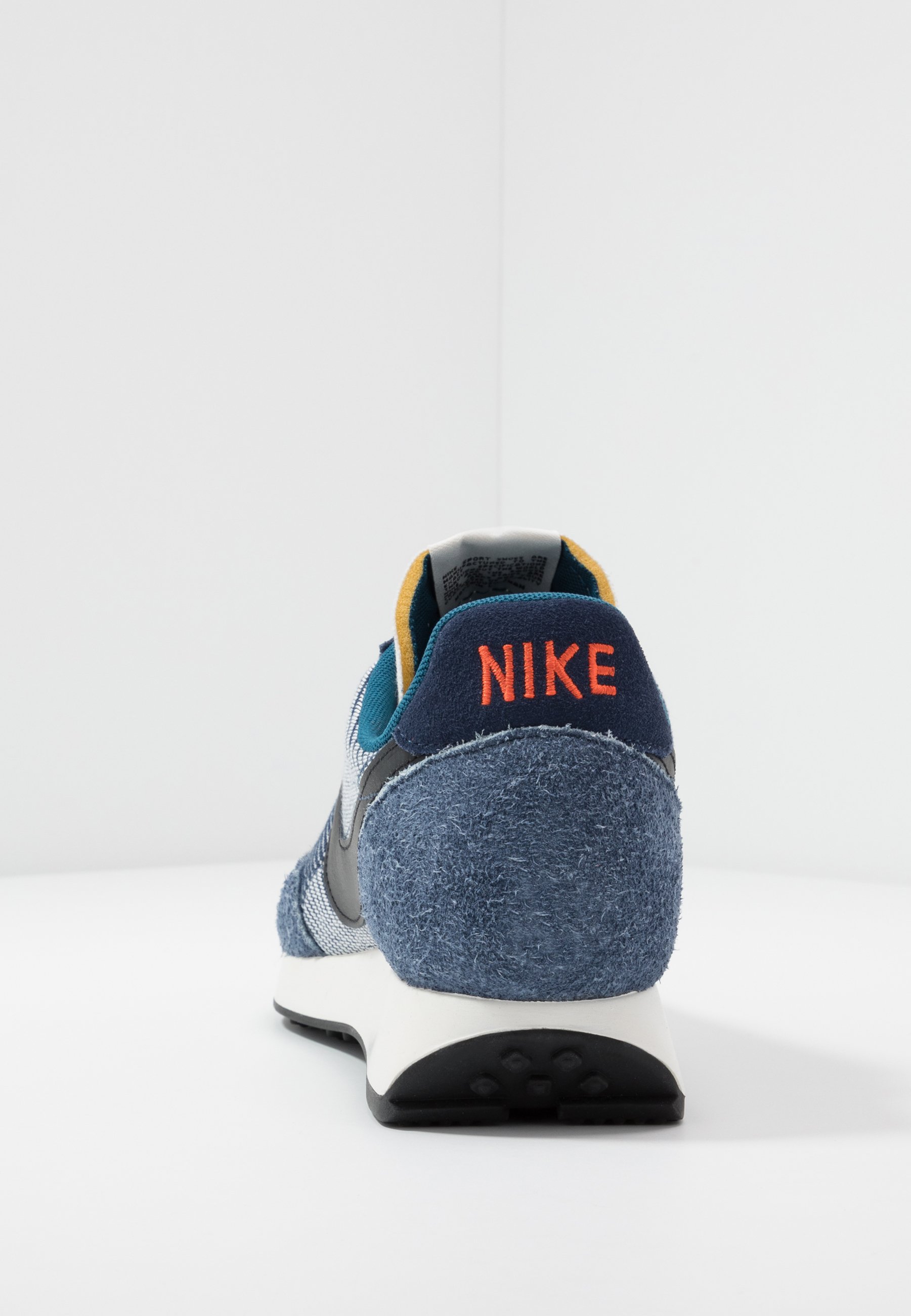 nike sportswear air tailwind 79