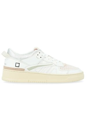 Sneaker bianca con accenti testurizzati rosa e argento, dotata di una suola cremosa spessa, perforazioni e una linguetta posteriore a forma di anello.