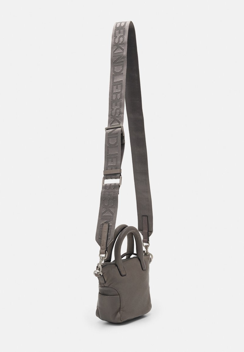 Damen Handtaschen | Liebeskind Berlin ANNIE TOTE XS KLEINE HANDTASCHE MIT RIEMCHEN-DETAILS Handtasche honey grey/grau - DI53048 Damen Handtaschen | Liebeskind Berlin ANNIE TOTE XS KLEINE HANDTASCHE MIT RIEMCHEN-DETAILS Handtasche honey grey/grau - DI53048