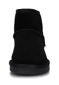 Des bottines en daim noir avec un bout rond, une tige lisse dotée d'accents cousus, et une semelle en caoutchouc texturée. Un design simple et épuré.