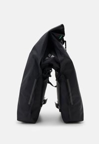 Zaino impermeabile nero con spallacci regolabili, chiusura roll-top e accenti riflettenti sulla parte anteriore, caratterizzato da un design minimalista.