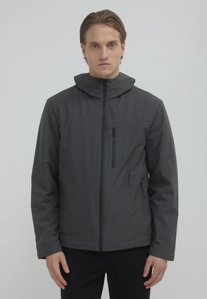 Giacca da uomo grigio scuro con zip frontale completa, cappuccio e tasca sul petto con zip; realizzata in tessuto liscio e resistente all'acqua.