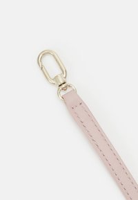 Cinturino in pelle rosa chiaro con una trama liscia, dotato di una chiusura in metallo argentato per un attacco sicuro. Bordo finemente cucito.