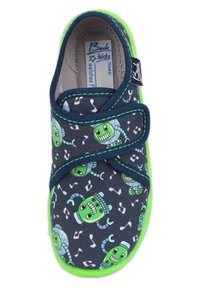 Kinderschoenen van marineblauwe stof met groene robotpatronen, klittenbandsluiting en een felgroene rubberen zool. Zachte, gestructureerde afwerking.