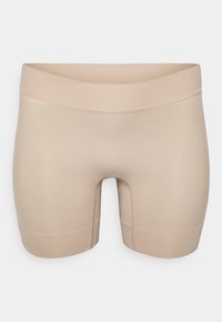 Beżowe szorty sportowe wykonane z gładkiego, elastycznego materiału z szerokim pasem i wycięciem z przodu. Całość ozdobiona jest precyzyjnymi przeszyciami.