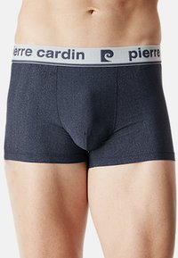 Boxers côtelés bleu foncé avec une taille grise arborant le logo "pierre cardin". Le matériau est extensible et ajusté pour le confort.