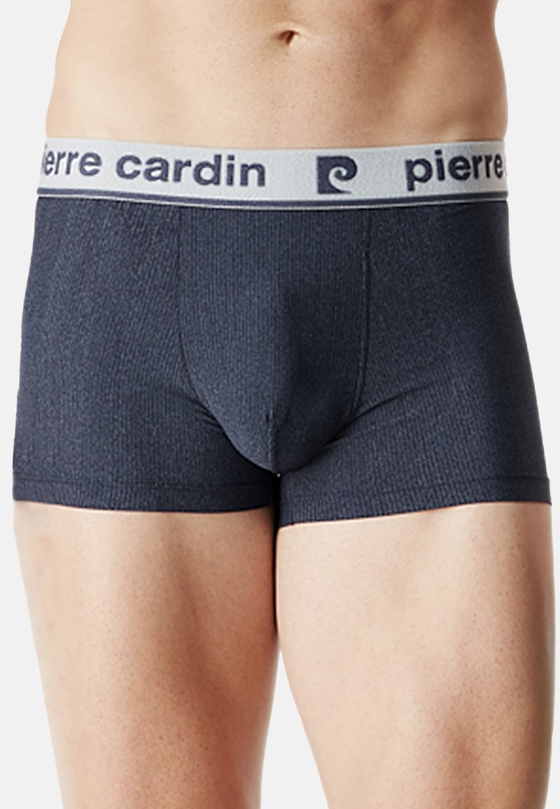 Boxers côtelés bleu foncé avec une taille grise arborant le logo "pierre cardin". Le matériau est extensible et ajusté pour le confort.