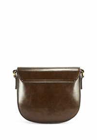 Brązowa skórzana torba na ramię o gładkiej fakturze, zaokrąglonym kształcie i z klapą. Wyposażona w złote akcenty i minimalistyczny design.