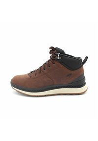 Bota de senderismo de cuero marrón con acentos negros, diseño de caña alta, punta redonda, cierre de cordones y suela de goma texturizada. La entresuela cuenta con amortiguación.