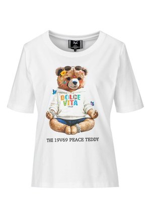 Witte shirt met korte mouwen met een zittende teddybeer die een zonnebril draagt, een "Dolce Vita" hoodie, armbanden en omringd door vlinders.