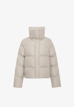 Svetlo siva puhasta jakna z visokim ovratnikom, ki ima subtilen leopardji vzorec, prešito zasnovo in sprednje zadrgo.