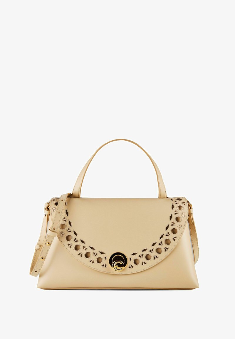 Sac à main en cuir beige avec poignée supérieure, bandoulière réglable, rabat festonné avec découpes circulaires et fermeture à verrouillage pivotant doré.