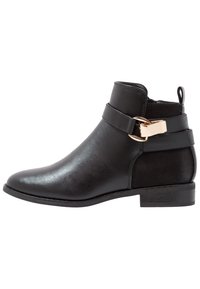 Černé kotníkové boty vyrobené z hladké kůže s matným povrchem, s akcentem zlaté spony a nízkým stohovaným podpatkem.
