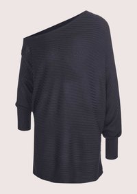 Schwarzer Rippstrickpullover mit Ein-Schulter-Ausschnitt und langen, engen Bündchen vor beigem Hintergrund.