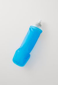 Összecsukható kék vízpalack fehér nyomó-húzó kupakkal, fehér felületen fekve.