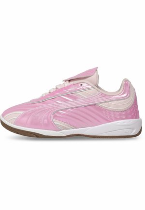 Rosa atletiske sko med en skinnende syntetisk overdel, mesh-detaljer og hvid og brun gummisål. Har snørebånd og polstret tunge.