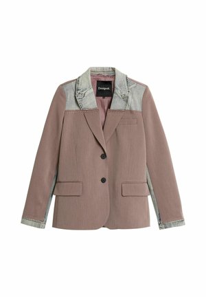 Blazer mit mauvefarbener Stoffvorderseite und -ärmeln, grauem Denimkragen, Schultern und Ärmelbündchen, zwei schwarzen Knöpfen und vorderen Klappentaschen.