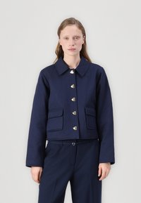 Marineblauwe cropped jas met een kraag, voorzien van hartvormige gouden knopen en twee opgestikte zakken aan de voorkant, textiel met een structuur.