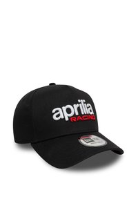 Casquette de baseball noire en tissu, avec le texte brodé "aprilia RACING" en blanc et rouge sur le devant. Visière incurvée et taille ajustable.