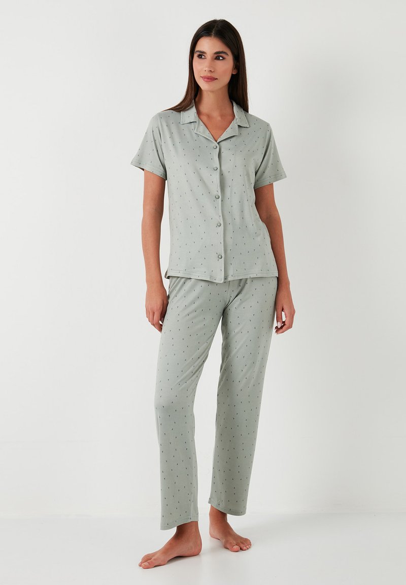 Set di pigiama verde chiaro composto da una camicia a maniche corte con bottoni e pantaloni lunghi, caratterizzato da un piccolo motivo ripetitivo. Tessuto morbido e traspirante.