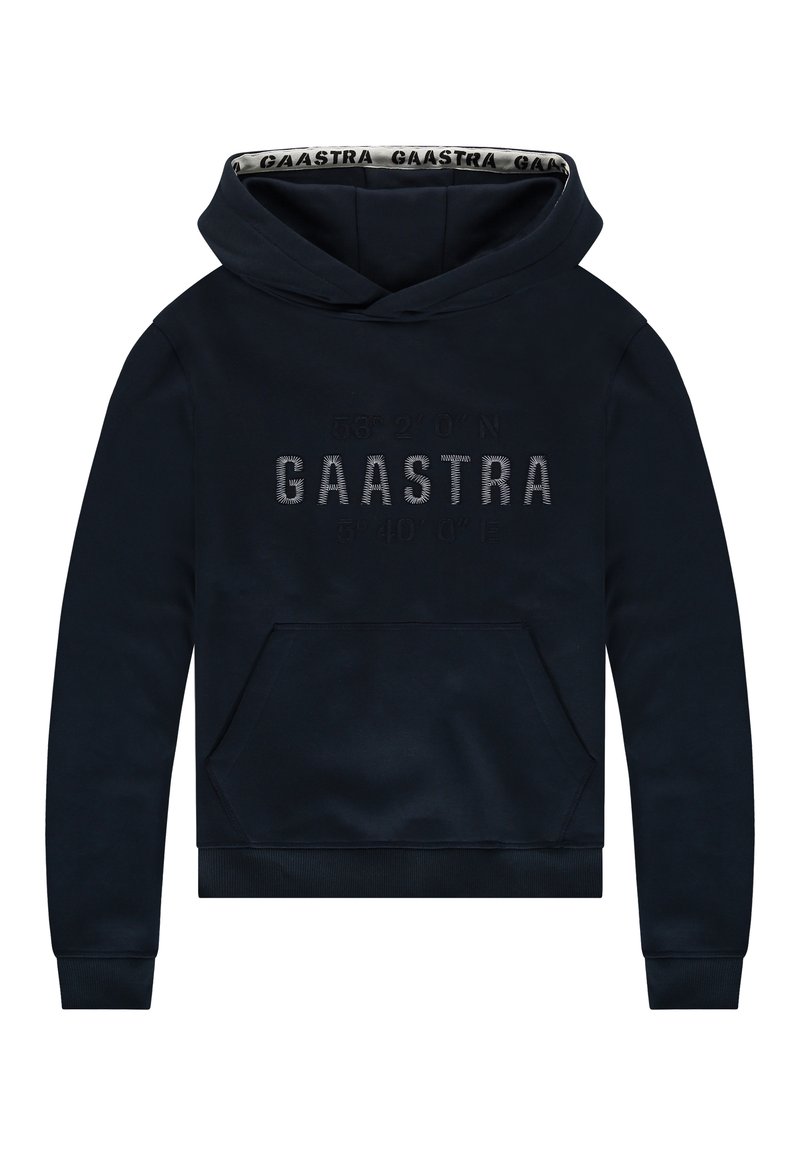 Marinblå hoodie med framficka, med upphöjd "GAASTRA"-logotyp och geografiska koordinater. Slät tyg med ribbad mudd och fåll.