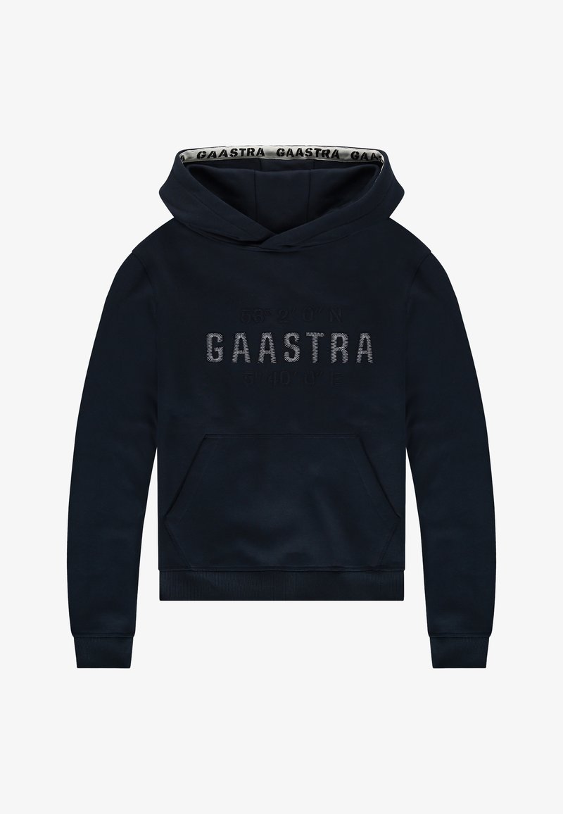 Marinblå hoodie med framficka, med upphöjd "GAASTRA"-logotyp och geografiska koordinater. Slät tyg med ribbad mudd och fåll.