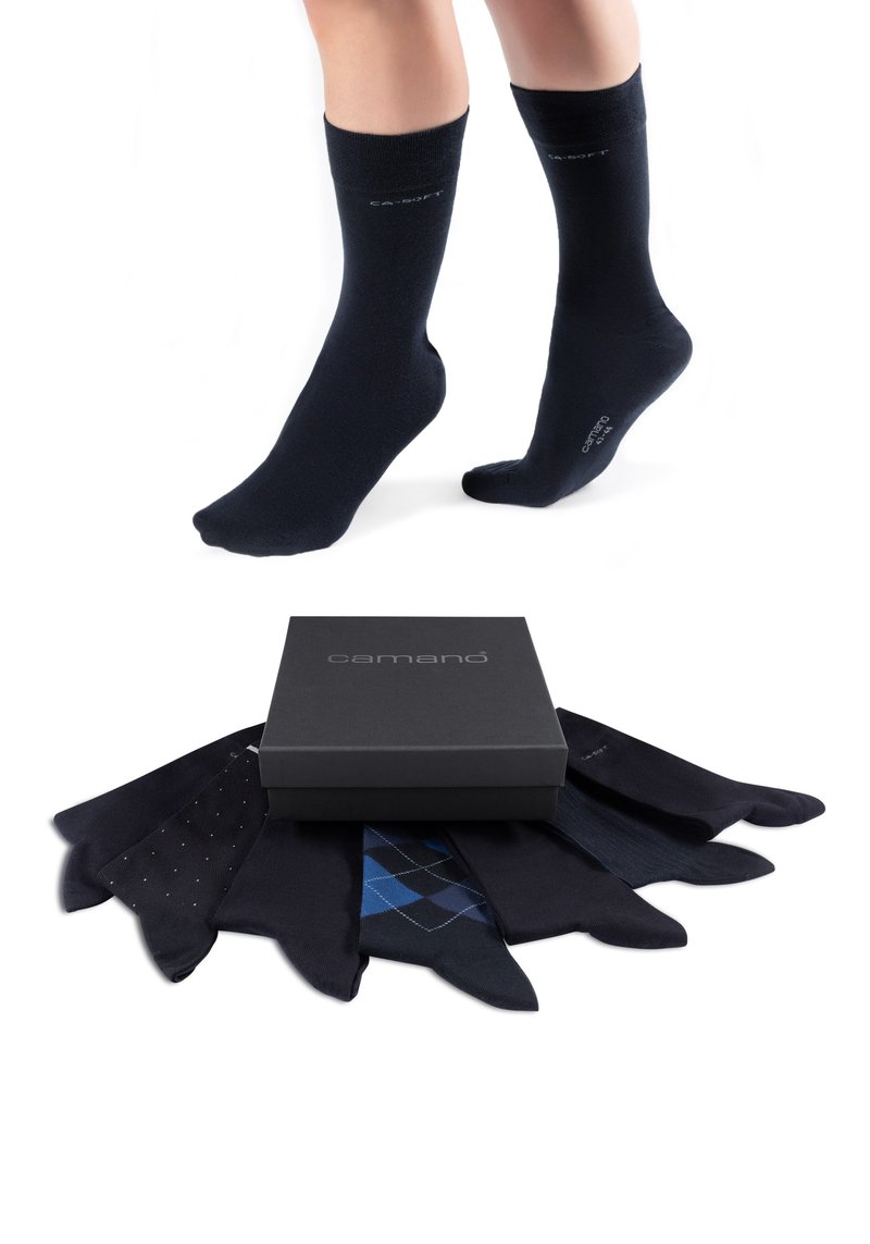 Sorte bomuldscrew socks vises på en models fod. Inkluderer en gaveæske med assorterede marineblå sokker med mønstre og teksturer.