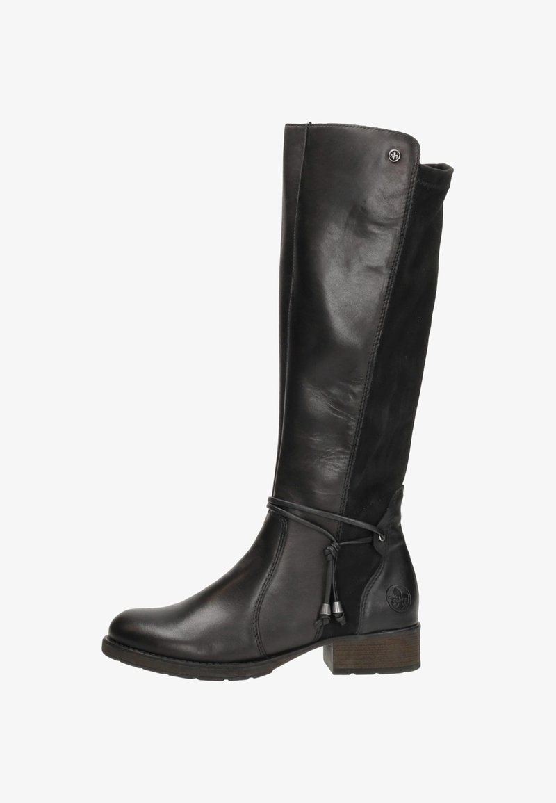 Bota negra de cuero hasta la rodilla con punta redondeada, cremallera lateral, detalle de lazo ajustable y tacón bajo de madera marrón. Textura suave con acentos de costura.