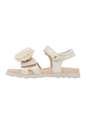 Infradito metallici dorati con una grande rosa in tessuto beige sul davanti, cinturini regolabili e una suola bianca con texture.