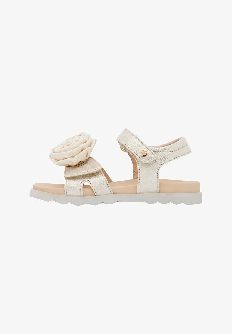 Infradito metallici dorati con una grande rosa in tessuto beige sul davanti, cinturini regolabili e una suola bianca con texture.