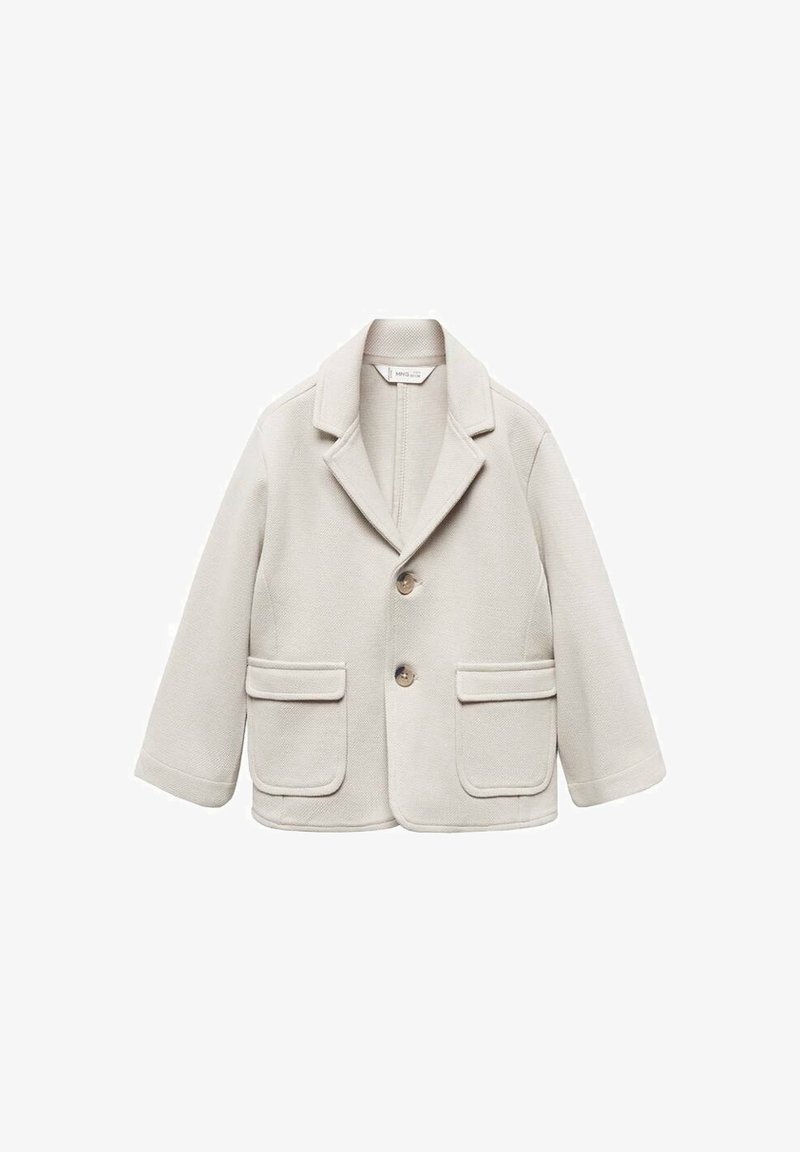 Chaqueta abotonada de un beige claro, con cuello de pico, dos bolsillos frontales y una tela texturizada con una silueta estructurada.