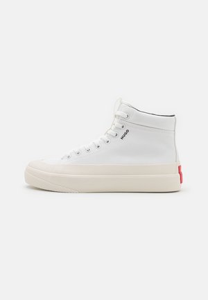 Baskets montantes en toile blanche avec lacets blancs, semelle en caoutchouc crème, doublure intérieure noire et petit texte noir "Hugo" sur le côté.