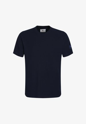 Navyblauwe shirt met korte mouwen van een gestructureerde stof, met een ronde hals en een logopatch op de linker mouw. Rechte onderzoom.