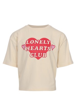 Beige cropped T-shirt met korte mouwen, een rood hart en de tekst "Lonely Hearts Club" in het midden voorop, met twee kleine roze hartjes.