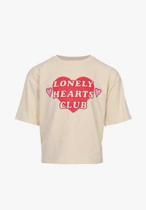 Beige cropped T-shirt met korte mouwen, een rood hart en de tekst "Lonely Hearts Club" in het midden voorop, met twee kleine roze hartjes.