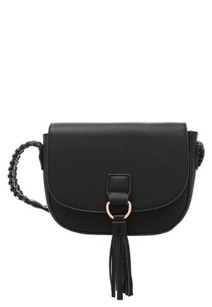 Černá kožená crossbody taška se zakřiveným překlápěcím víkem, předním třásňovým detailem, zlatým kroužkem a pleteným popruhem.