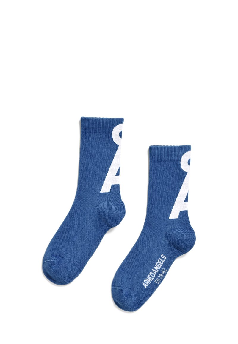 Blaue Baumwollsocken mit gerippter Textur, die an der Seite einen großen weißen Buchstaben "A" und Markeninformationen auf der Unterseite aufweisen.