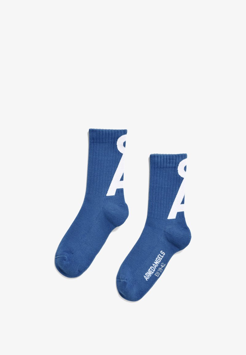 Blauwe katoenen sokken met ribbeltextuur, voorzien van een grote witte letter "A" aan de zijkant en merkinformatie op de onderkant afgedrukt.