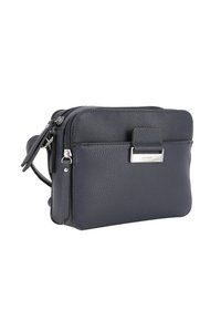 Borsa a tracolla in pelle blu navy con finitura texture, chiusura con zip, tracolla regolabile e un accento in hardware argento sul davanti.