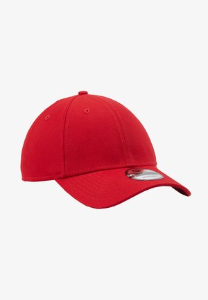 Raudona baseball kepurė, pagaminta iš audinio, su išlenktu kraštu, puošta siuvinėjimo detalėmis ir apvalia logotipo etikete šone.